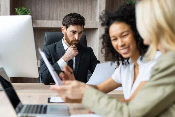 Grupo Multirracial Empresarios Con Elegante Vestido Sentado Escritorio Computadora Oficina — Foto de Stock