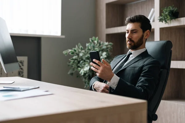 Homme Affaires Avec Costume Élégant Assis Bureau Ordinateur Dans Bureau — Photo