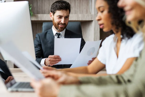 Grupo Multirracial Empresarios Con Elegante Vestido Sentado Escritorio Computadora Oficina —  Fotos de Stock