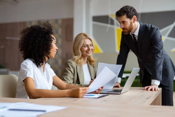 Grupo Multirracial Empresários Com Vestido Elegante Sentado Mesa Computador Escritório — Fotografia de Stock