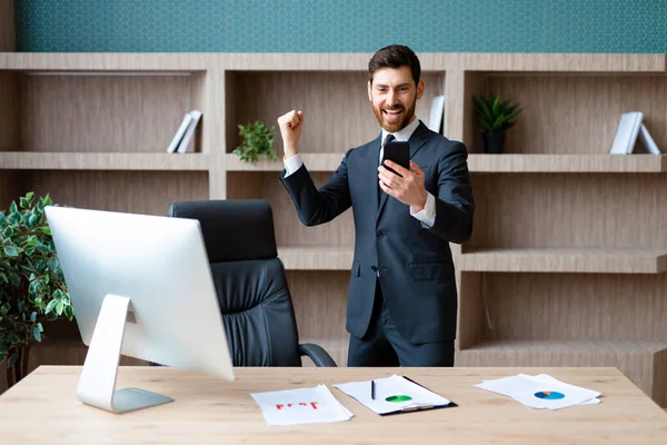 Geschäftsmann Eleganten Anzug Sitzt Computertisch Büro Erwachsener Mann Nutzt App — Stockfoto