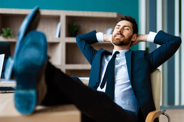 Podnikatel Elegantním Oblekem Sedí Počítačového Stolu Kanceláři Dospělý Člověk Relaxovat — Stock fotografie