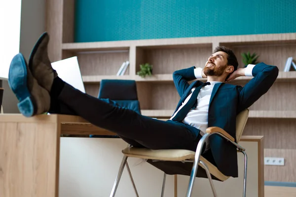 Geschäftsmann Eleganten Anzug Sitzt Computertisch Büro Erwachsener Mann Entspannt Bei — Stockfoto
