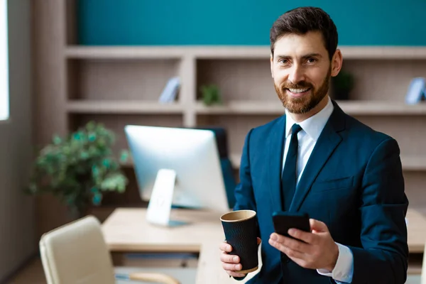 オフィスでエレガントなスーツを着たビジネスマン 携帯電話でアプリを使用して大人の男オンライン ビジネスと技術に関する概念 — ストック写真