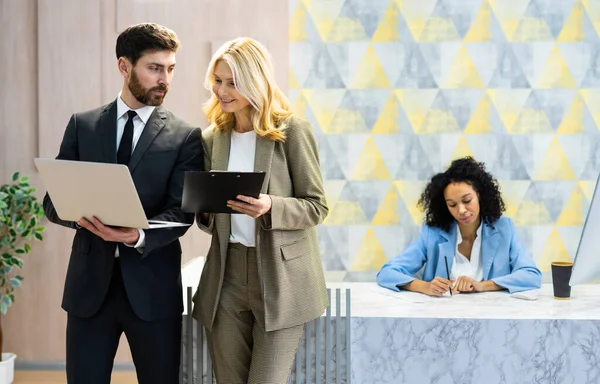 Grupo Multirracial Empresarios Con Elegante Vestido Reunión Oficina Diversas Personas — Foto de Stock