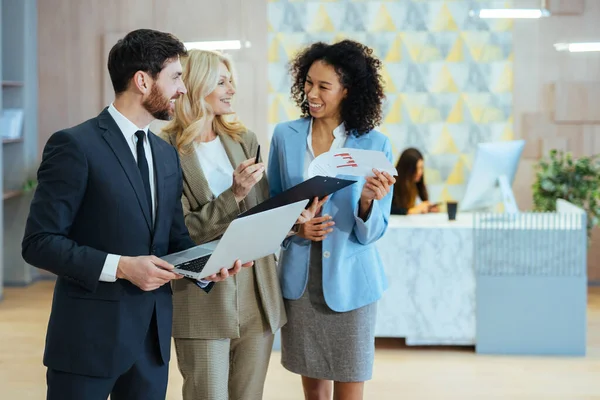 Grupo Multirracial Empresarios Con Elegante Vestido Reunión Oficina Diversas Personas — Foto de Stock