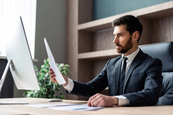 Empresario Con Traje Elegante Sentado Escritorio Computadora Oficina Unirse Una — Foto de Stock