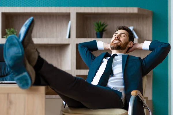 Geschäftsmann Eleganten Anzug Sitzt Computertisch Büro Erwachsener Mann Entspannt Bei — Stockfoto