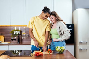 Modern, çok ırklı, kalıplaşmamış çift yaşam tarzı anları. Birlikte yaşayan basmakalıp erkek arkadaş ve kız arkadaş değil. Gerçek aşk kavramları