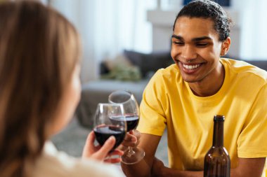 Modern, çok ırklı, kalıplaşmamış çift yaşam tarzı anları. Birlikte yaşayan basmakalıp erkek arkadaş ve kız arkadaş değil. Gerçek aşk kavramları