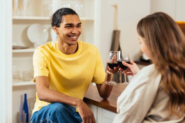 Modern, çok ırklı, kalıplaşmamış çift yaşam tarzı anları. Birlikte yaşayan basmakalıp erkek arkadaş ve kız arkadaş değil. Gerçek aşk kavramları