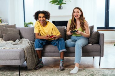 Modern, çok ırklı, klişe olmayan çift evde video oyunları oynuyor. Birlikte yaşayan basmakalıp erkek arkadaş ve kız arkadaş değil. Gerçek aşk kavramları
