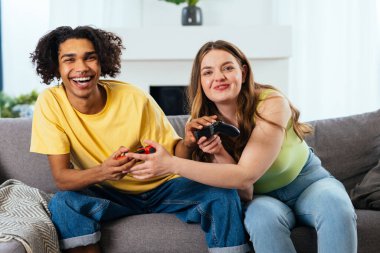 Modern, çok ırklı, klişe olmayan çift evde video oyunları oynuyor. Birlikte yaşayan basmakalıp erkek arkadaş ve kız arkadaş değil. Gerçek aşk kavramları