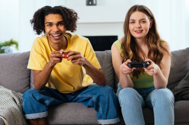 Modern, çok ırklı, klişe olmayan çift evde video oyunları oynuyor. Birlikte yaşayan basmakalıp erkek arkadaş ve kız arkadaş değil. Gerçek aşk kavramları