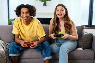 Modern, çok ırklı, klişe olmayan çift evde video oyunları oynuyor. Birlikte yaşayan basmakalıp erkek arkadaş ve kız arkadaş değil. Gerçek aşk kavramları