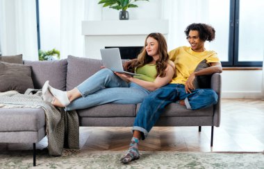 Bilgisayarda diziyi izleyen çok ırklı, sınıflandırılmamış bir çift. Birlikte yaşayan basmakalıp erkek arkadaş ve kız arkadaş değil. Gerçek aşk kavramları