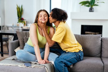 Modern, çok ırklı, kalıplaşmamış çift yaşam tarzı anları. Birlikte yaşayan basmakalıp erkek arkadaş ve kız arkadaş değil. Gerçek aşk kavramları