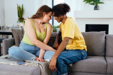 Modern, çok ırklı, kalıplaşmamış çift yaşam tarzı anları. Birlikte yaşayan basmakalıp erkek arkadaş ve kız arkadaş değil. Gerçek aşk kavramları