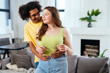 Modern, çok ırklı, kalıplaşmamış çift yaşam tarzı anları. Birlikte yaşayan basmakalıp erkek arkadaş ve kız arkadaş değil. Gerçek aşk kavramları