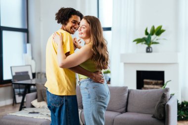 Modern, çok ırklı, kalıplaşmamış çift yaşam tarzı anları. Birlikte yaşayan basmakalıp erkek arkadaş ve kız arkadaş değil. Gerçek aşk kavramları