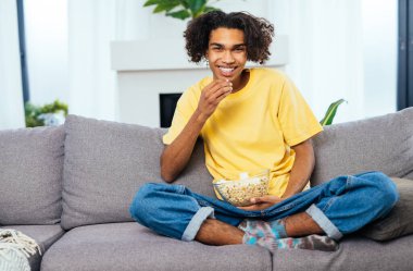Genç çocuk TV 'de paralı yayında diziden zevk alıyor. Ev eğlencesi ve yaşam tarzı kavramı