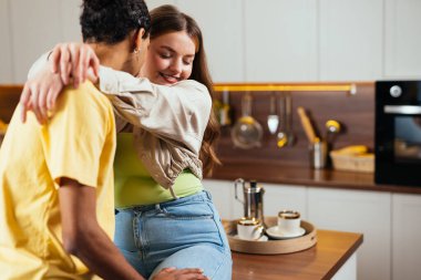 Modern, çok ırklı, kalıplaşmamış çift yaşam tarzı anları. Birlikte yaşayan basmakalıp erkek arkadaş ve kız arkadaş değil. Gerçek aşk kavramları