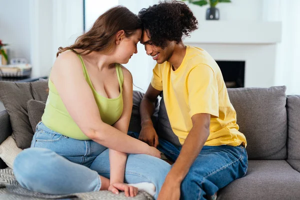 Moderno Multiétnico Unstereotyped Casal Momentos Estilo Vida Casa Não Namorado — Fotografia de Stock