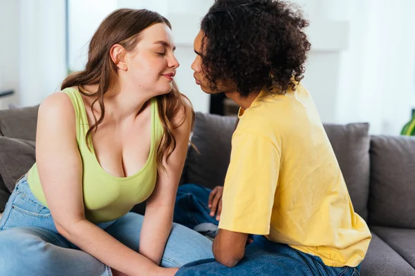 Modernen Multiethnischen Unstereotypen Paar Lebensstil Momente Hause Kein Stereotyp Zusammenlebender — Stockfoto