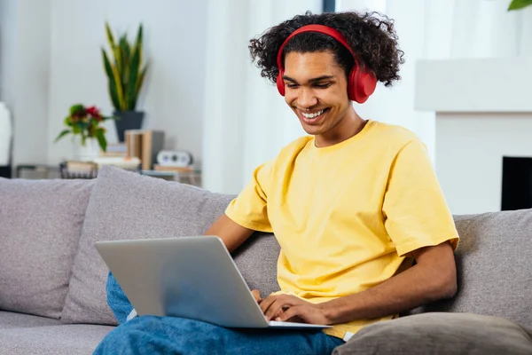 若い男の子は自宅からパソコンでリラックスして働いていた デジタルアートとNftのオンラインを選ぶティーネージャー — ストック写真