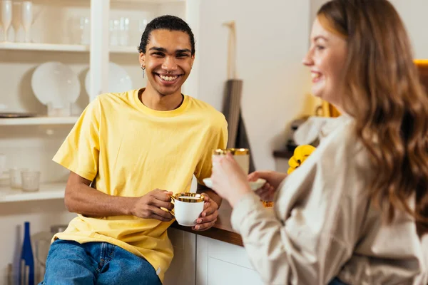 Moderno Multiétnico Sin Estereotipos Pareja Momentos Estilo Vida Casa Novio —  Fotos de Stock