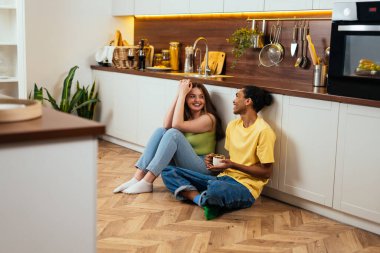 Modern, çok ırklı, kalıplaşmamış çift yaşam tarzı anları. Birlikte yaşayan basmakalıp erkek arkadaş ve kız arkadaş değil. Gerçek aşk kavramları