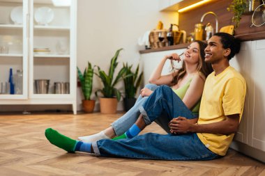 Modern, çok ırklı, kalıplaşmamış çift yaşam tarzı anları. Birlikte yaşayan basmakalıp erkek arkadaş ve kız arkadaş değil. Gerçek aşk kavramları