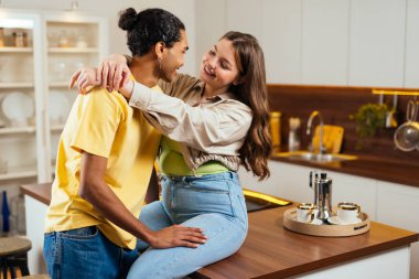 Modern, çok ırklı, kalıplaşmamış çift yaşam tarzı anları. Birlikte yaşayan basmakalıp erkek arkadaş ve kız arkadaş değil. Gerçek aşk kavramları