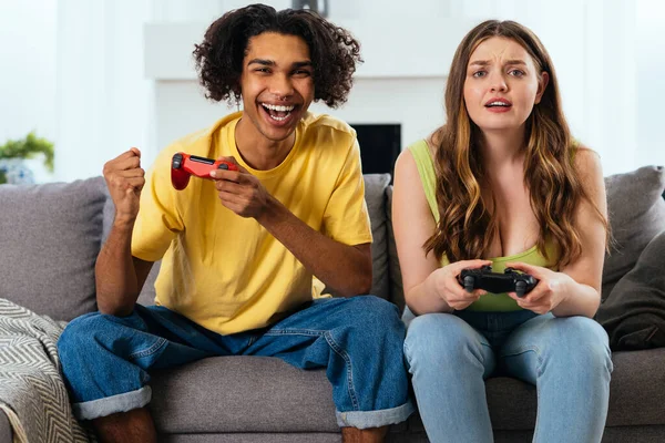 Pareja Multiétnica Moderna Sin Estereotipos Jugando Videojuegos Casa Novio Novia —  Fotos de Stock