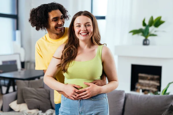 Moderno Multiétnico Sin Estereotipos Pareja Momentos Estilo Vida Casa Novio — Foto de Stock