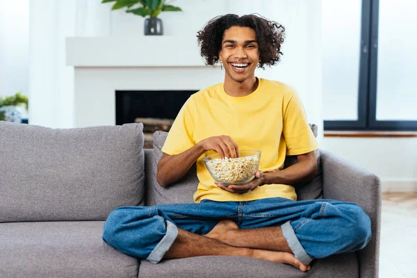 Joven Chico Disfrutando Serie Televisión Televisión Pago Por Visión Concepto — Foto de Stock