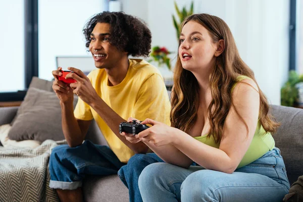 Modernes Multiethnisches Paar Das Hause Videospiele Spielt Kein Stereotyp Zusammenlebender — Stockfoto