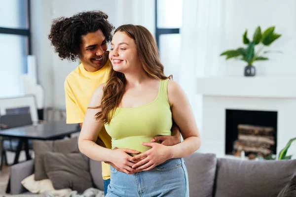 Moderno Multiétnico Sin Estereotipos Pareja Momentos Estilo Vida Casa Novio — Foto de Stock