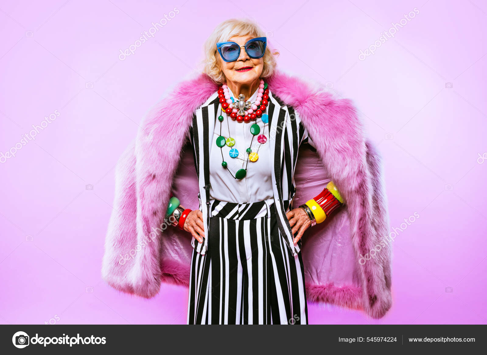Χαρούμενη Και Αστεία Δροσερή Ηλικιωμένη Κυρία Μοντέρνα Ρούχα Πορτρέτο  Έγχρωμο — Φωτογραφία Αρχείου © oneinchpunch #545974224