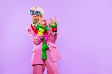 Renkli arka planda modaya uygun kıyafet portresi olan mutlu ve komik yaşlı kadın - abartılı tarzı olan genç büyükanne, yaşam tarzı, kıdemli ve yaşlı insanlar hakkında kavramlar