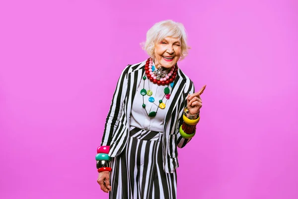 배경에 행복하고 재미있는 노부인 스러운 스타일을 할머니 방식에 — 스톡 사진