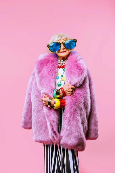 Szczęśliwy Zabawny Chłodny Starsza Pani Modnym Portretem Ubrania Kolorowym Tle — Zdjęcie stockowe