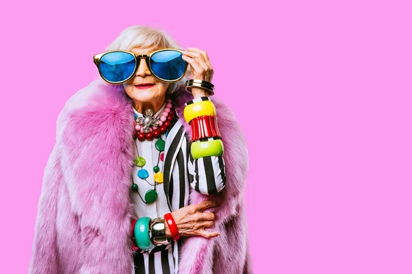 Vrolijke Grappige Oude Dame Met Modieuze Kleding Portret Gekleurde Achtergrond — Stockfoto