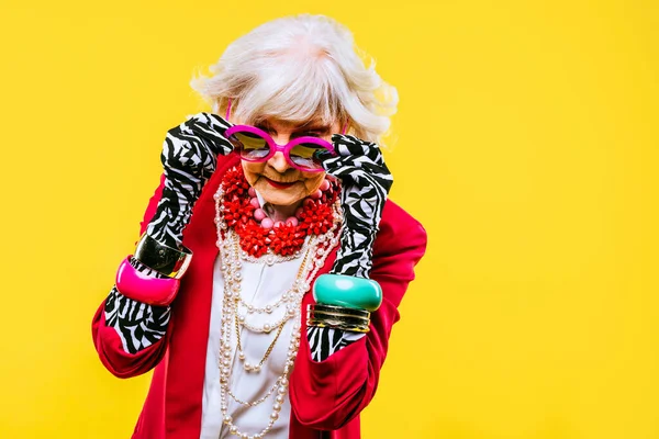 Vrolijke Grappige Oude Dame Met Modieuze Kleding Portret Gekleurde Achtergrond — Stockfoto