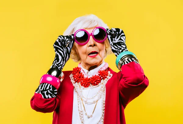Doamnă Bătrână Fericită Amuzantă Portret Vestimentar Modă Fundal Colorat Bunică — Fotografie, imagine de stoc