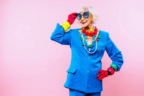 Χαρούμενη Και Αστεία Δροσερή Ηλικιωμένη Κυρία Μοντέρνα Ρούχα Πορτρέτο Έγχρωμο — Φωτογραφία Αρχείου