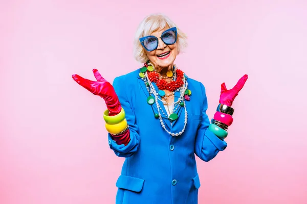 Glücklich Und Lustig Coole Alte Dame Mit Modischer Kleidung Porträt — Stockfoto