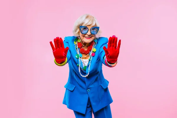 Χαρούμενη Και Αστεία Δροσερή Ηλικιωμένη Κυρία Μοντέρνα Ρούχα Πορτρέτο Έγχρωμο — Φωτογραφία Αρχείου