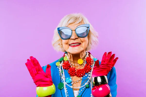 Счастливая Смешная Классная Старушка Модным Портретом Одежды Цветном Фоне Молодая — стоковое фото