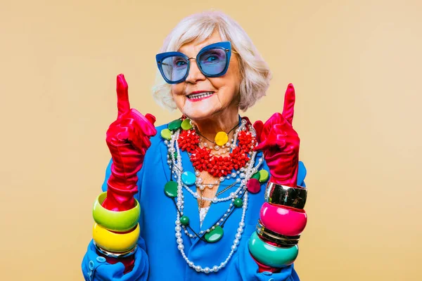 Glücklich Und Lustig Coole Alte Dame Mit Modischer Kleidung Porträt — Stockfoto
